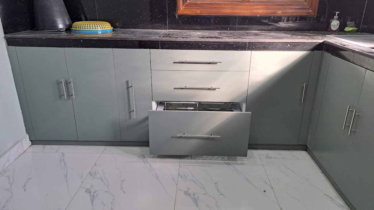 Pull-out deep kitchen drawer with interior wire basket storage