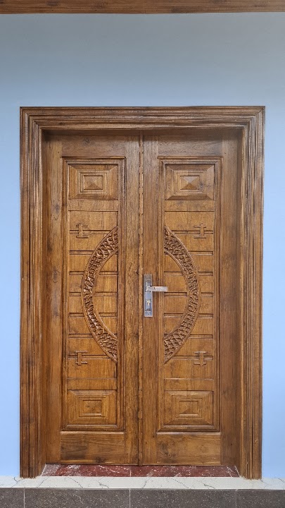 Contemporary grooved entrance in polished timber, design DR-013