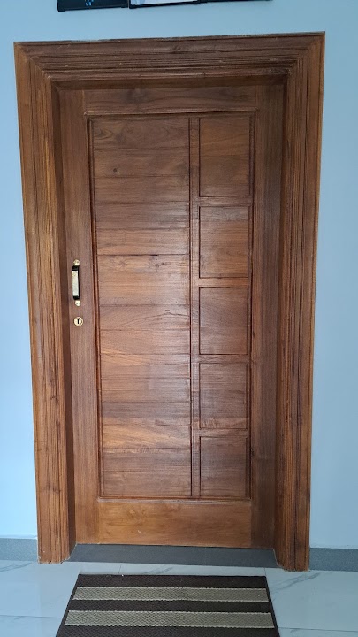 Close-up of grooved planks, panel joints and brass lockset