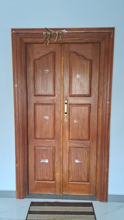 Threshold elevation showing frame molding and doormat
