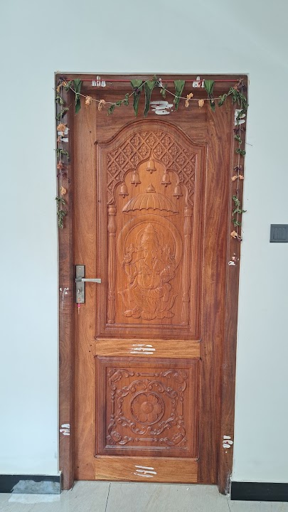 Modern linear entrance door in polished timber, design DR-019