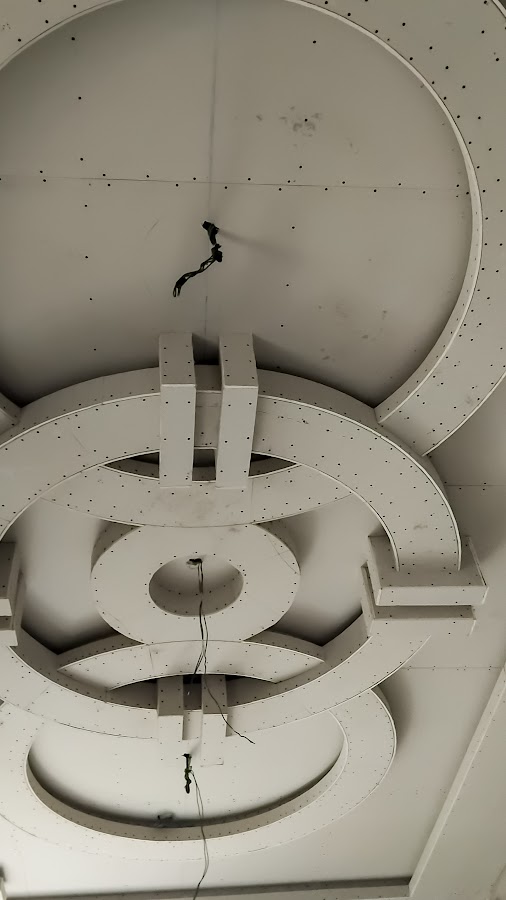 Close-up of curved channel perimeter forming concentric rings