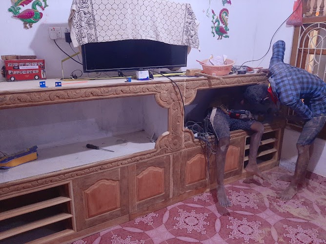 Inpalakan craftsman aligning and securing side cabinets on site